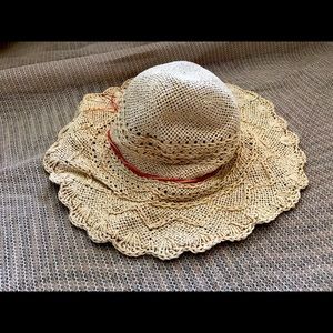 Like new floppy straw hat